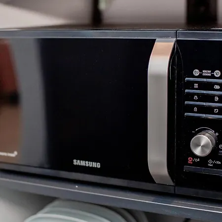 Modern 1-bedroom With Balcony Near Promenada Mall Apartament