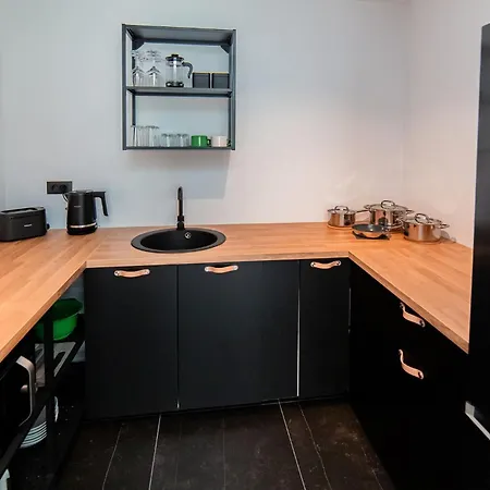 Modern 1-bedroom With Balcony Near Promenada Mall