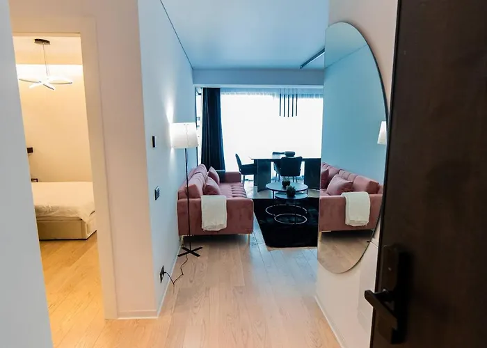 Modern 1-bedroom With Balcony Near Promenada Mall