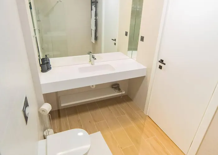 Modern 1-bedroom With Balcony Near Promenada Mall