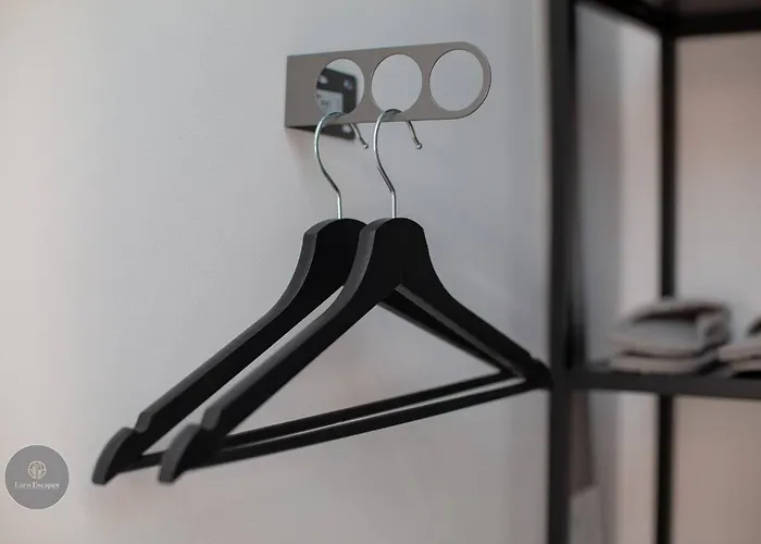 Lejlighed Modern 1-bedroom With Balcony Near Promenada Mall *