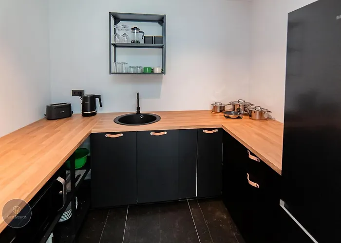 Modern 1-bedroom With Balcony Near Promenada Mall