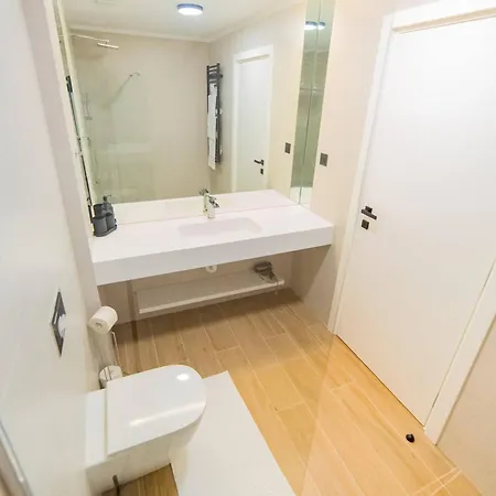 Modern 1-bedroom With Balcony Near Promenada Mall