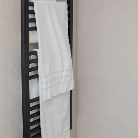 Modern 1-bedroom With Balcony Near Promenada Mall