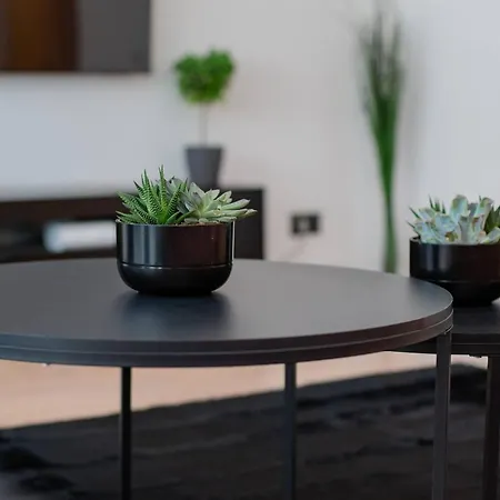 Modern 1-bedroom With Balcony Near Promenada Mall