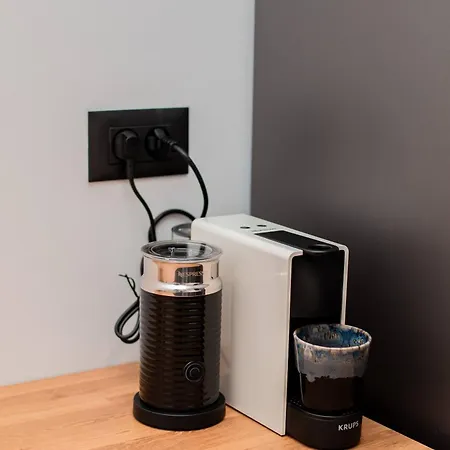 Modern 1-bedroom With Balcony Near Promenada Mall Apartment