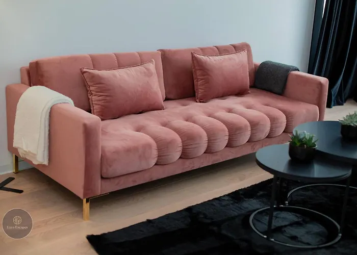 Апартаменти Modern 1-bedroom With Balcony Near Promenada Mall