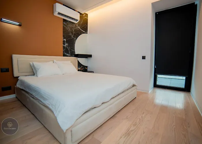 Апартаменти Modern 1-bedroom With Balcony Near Promenada Mall *