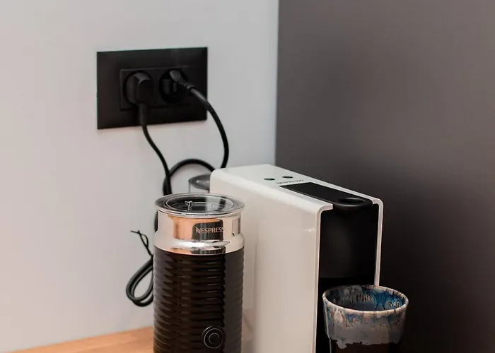 Modern 1-bedroom With Balcony Near Promenada Mall Апартаменти